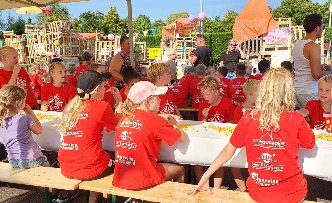 Kinderen bij de huttenbouw in Oosterblokker in shirts gesponsord door SDK Events