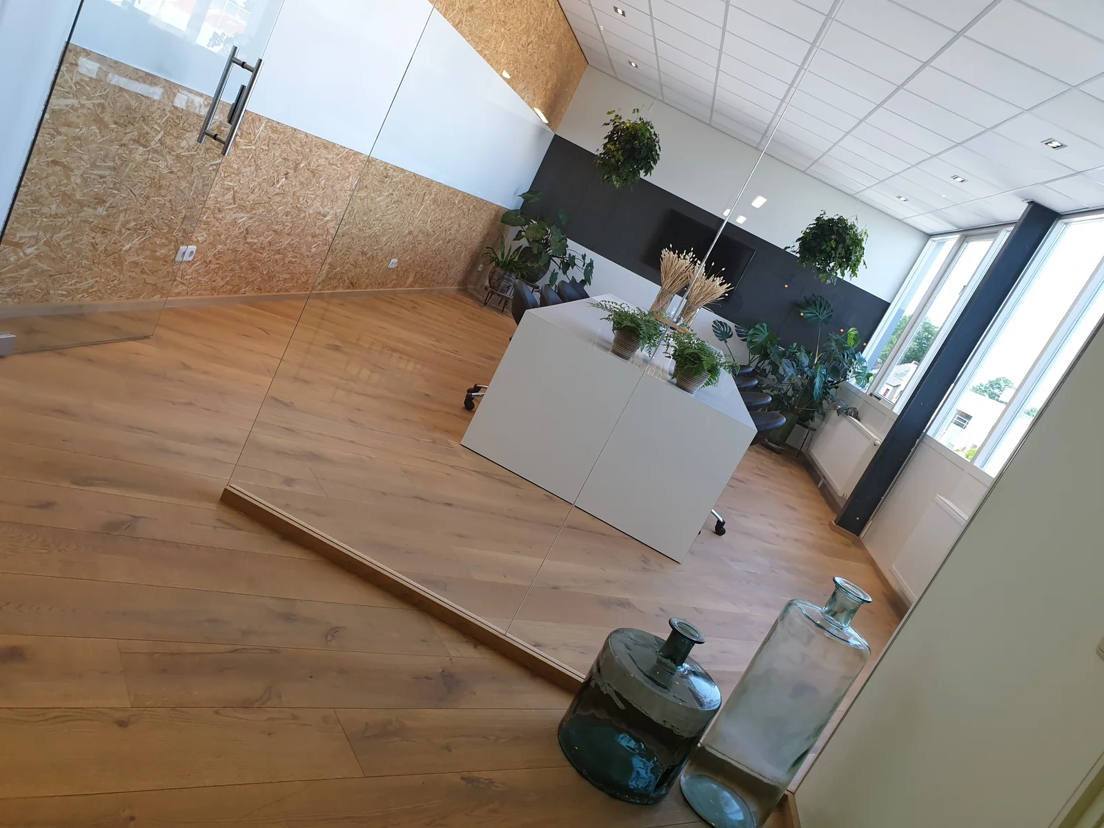 Interieur met maatwerk, glas en hout in het eigen kantoor van SDK Events