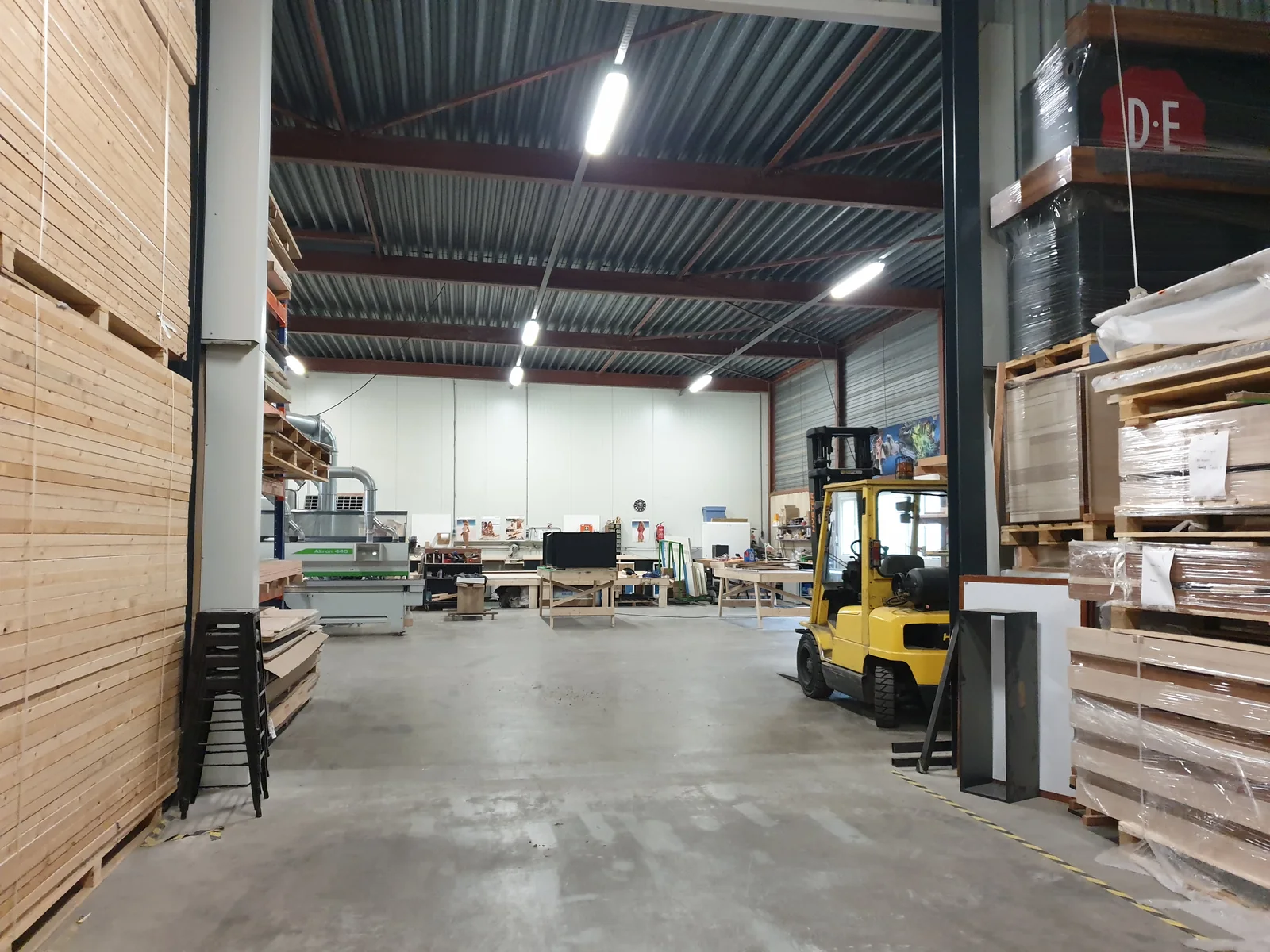 Het magazijn van SDK Events met heftruck en opgeslagen standmateriaal
