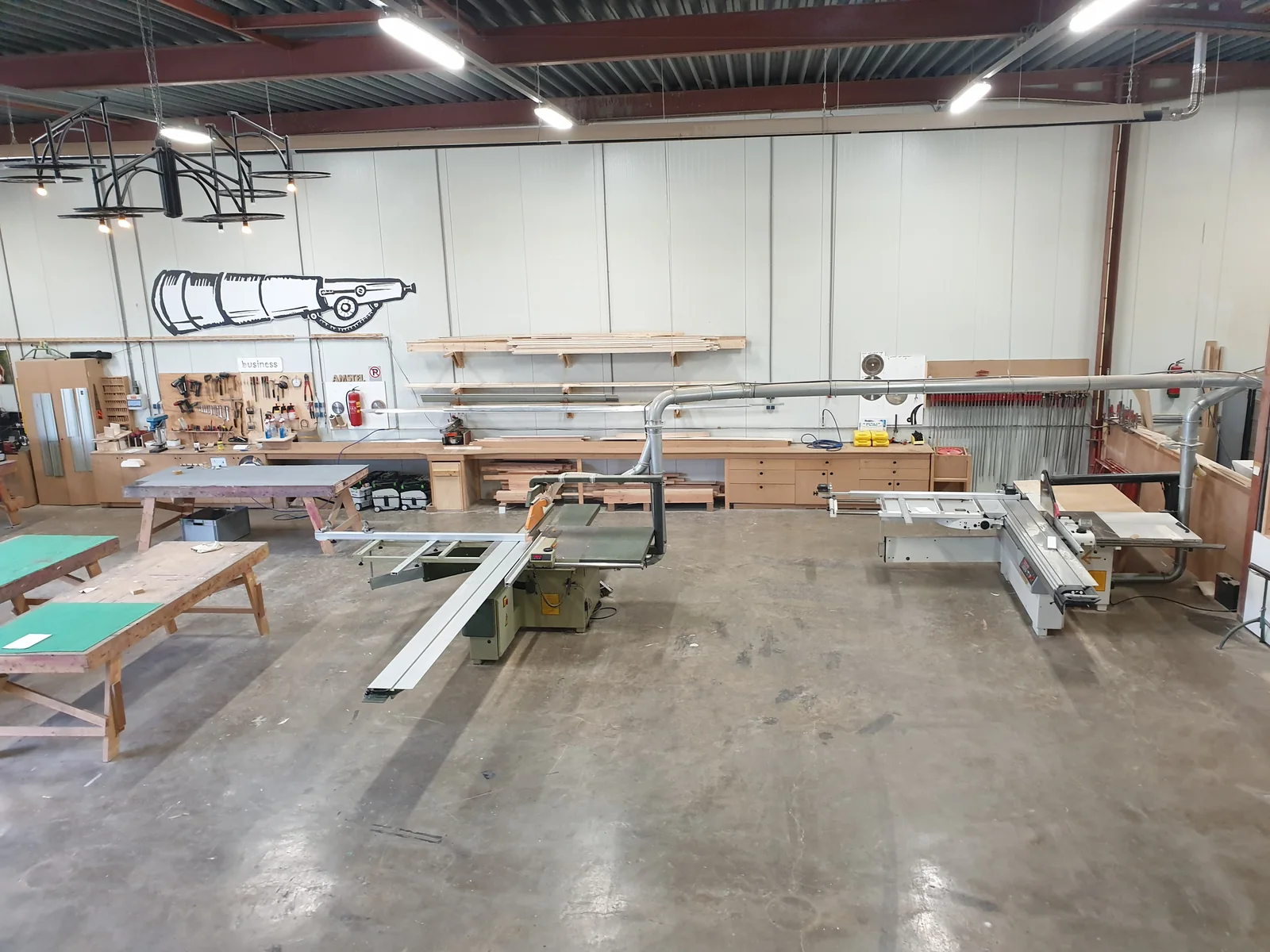 De machinehal met CNC-machine, kantenplakker en afkortmachines