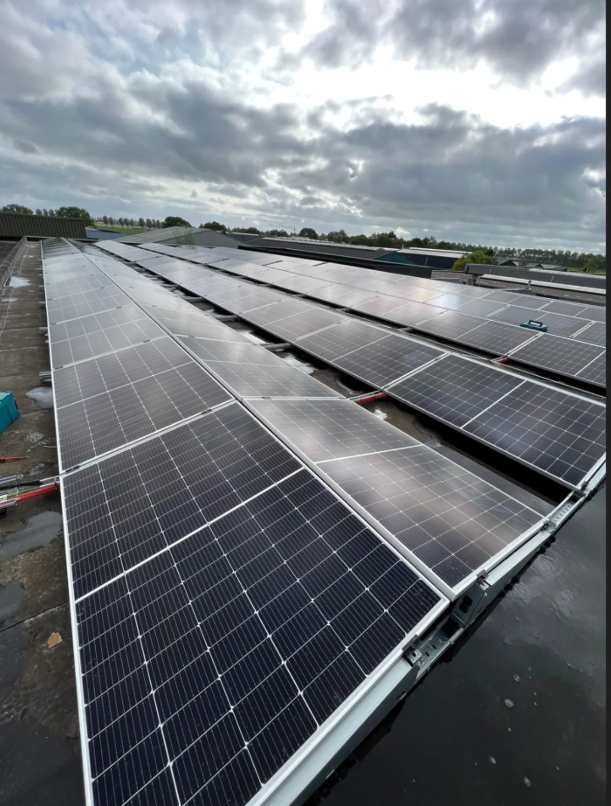 160 zonnepanelen op het dak van SDK Events in Hoogkarspel